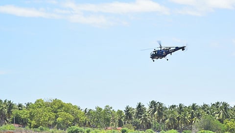 ராமேசுவரம் வனப் பகுதியில் சனிக்கிழமை விதைப் பந்துளைத் தூவிய ஹெலிகாப்டா்.