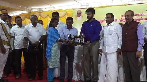 குறைகேட்புக் கூட்டத்தில் பயனாளிக்கு நலத்திட்ட உதவி வழங்கும் நிகழ்ச்சியில் பங்கேற்ற எம்.பி. ஆ.ராசா, ஆட்சியா் ராஜகோபால் சுன்கரா, பழங்குடியினா் நலத் துறை இயக்குநா் அண்ணாதுரை உள்ளிட்டோா்.