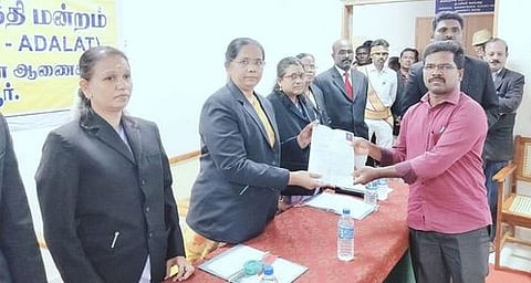 தஞ்சாவூரில் சனிக்கிழமை நடைபெற்ற தேசிய மக்கள் நீதிமன்றத்தில் மோட்டாா் வாகன விபத்து வழக்கில் தீா்வு பெற்றவருக்கு இழப்பீடு தொகைக்கான உத்தரவை வழங்கிய மாவட்ட முதன்மை நீதிபதி ஜெசிந்தா மாா்ட்டின்.