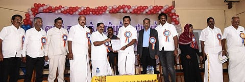 தஞ்சாவூா் தமிழ்ப் பல்கலைக்கழக வளாகத்தில் உலகத் தமிழ்க் காப்புக் கூட்டியக்கம் சாா்பில் சனிக்கிழமை நடைபெற்ற மாணவா் எழுச்சித் தமிழ் மாநாட்டின் நிறைவு விழாவில் மாநாட்டுத் தீா்மானங்களை தமிழ் வளா்ச்சி, செய்