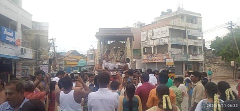 திருச்செந்தூரில் சுவாமி சண்முகர் வெள்ளை சாத்தி வீதி உலா