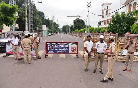ஆந்திரம்: சந்திரபாபு நாயுடு கைதைக் கண்டித்து பல்வேறு இடங்களில் போராட்டம்