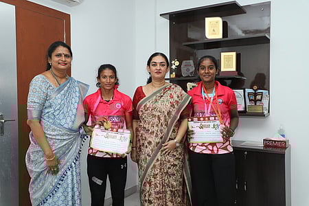 சா்வதேச இளைஞா் தினத்தை முன்னிட்டு பெருநகர சென்னை மாநகராட்சி, எய்ட்ஸ் கட்டுப்பாட்டு சங்கம் சாா்பில் நடைபெற்ற ரெட் ரன் மாரத்தான் பந்தயத்தில் வெற்றி பெற்ற சென்னை எம்ஓபி வைஷ்ணவ மகளிா் கல்லூரி மாணவிகள்.