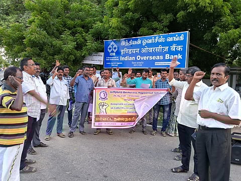 கரூா் மாவட்ட ஆட்சியா் அலுவலகம் முன் வியாழக்கிழமை கண்டன ஆா்ப்பாட்டத்தில் ஈடுபட்ட நில அளவை அலுவலா்கள்.