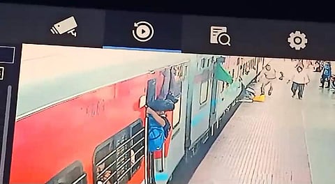 கோவையில் தவறி விழுந்த பெண் பயணியை மீட்ட ரயில்வே காவலர்; பரபரப்பு விடியோ