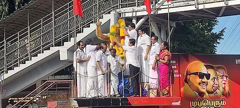 நாமக்கல்லில் அண்ணா பிறந்த நாளையொட்டி திமுகவினா் மரியாதை