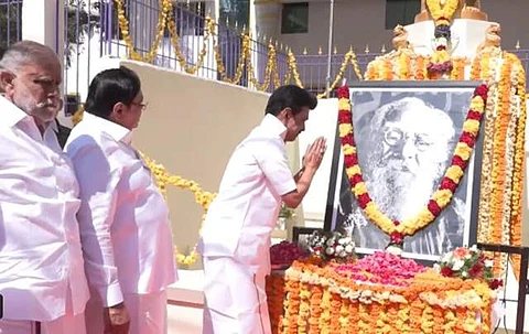 பெரியார் படத்திற்கு மலர் தூவி மரியாதை செலுத்தும் மு.க. ஸ்டாலின்