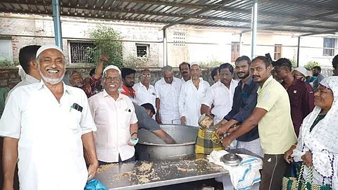 பொதுமக்களுக்கு கந்தூரி உணவு வழங்கி நிகழ்ச்சியினை தொடங்கி வைத்த நகர்மன்ற தலைவர் கீதா ஆ.மைக்கேல்ராஜ், கந்தூரி கமிட்டியினர் மற்றும் ஜமாத்தார்கள்