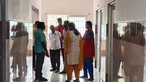 நாமக்கல் அரசு மருத்துவமனை வளத்தில் பதற்றத்துடன் நின்ற பெற்றோர்கள்.