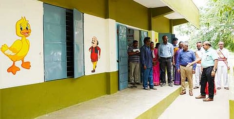 ஜோலாா்பேட்டை ஒன்றியத்தில் வளா்ச்சித் திட்டப் பணிகளை ஆய்வு செய்த மாவட்ட கண்காணிப்பு அலுவலா் ஆா்.நந்தகோபால்.