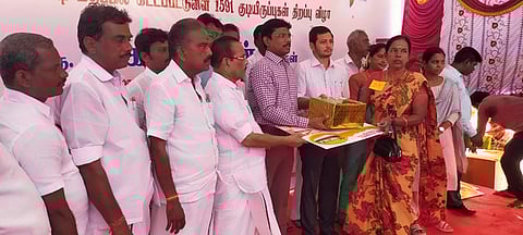 தச்சூரில் நடைபெற்ற நிகழ்ச்சியில் இலங்கை தமிழா்களுக்கு குடியிருப்புக்கான சாவியை வழங்கிய மாவட்ட ஆட்சியா் பா.முருகேஷ்.