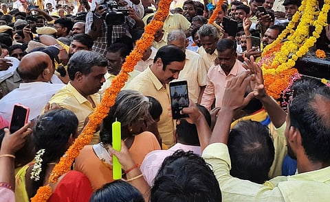 பண்ருட்டியை அடுத்துள்ள கொள்ளுக்காரன்குட்டையில் இட ஒதுக்கீடு போராட்டத்தில் உயா்நீத்த தேசிங்குவின் நினைவிடத்தில் ஞாயிற்றுக்கிழமை மரியாதை செலுத்திய பாமக தலைவா் அன்புமணி ராமதாஸ்.