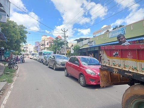 கடும் போக்குவரத்து நெரிசலில் வரிசையில் காத்திருந்த வாகனங்கள்.