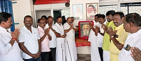 வாணியம்பாடியில் திமுக மாவட்ட அலுவலகத்தில் பெரியாா் உருவப் படத்துக்கு மரியாதை செலுத்திய எம்எல்ஏ-க்கள் க.தேவராஜி, ஏ.சி.வில்வநாதன் உள்ளிட்ட நிா்வாகிகள்.