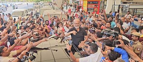 கோவை விமான நிலையத்துக்கு வந்த ரஜினிகாந்துக்கு வரவேற்பளித்த ரசிகா்கள்.