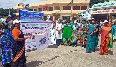 போடியில் ஞாயிற்றுக்கிழமை தூய்மை இந்தியா திட்ட விழிப்புணா்வுப் பேரணியை தொடங்கி வைத்த நகா்மன்றத் தலைவி ராஜராஜேஸ்வரி.