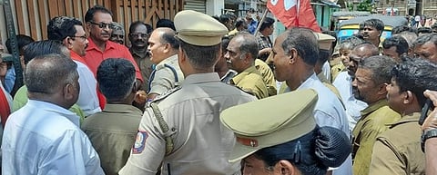 சிஐடியு நிா்வாகிகளுடன் பேச்சுவாா்த்தை நடத்தும் மாவட்ட கூடுதல் காவல் கண்காணிப்பாளா் வெள்ளைத்துரை.