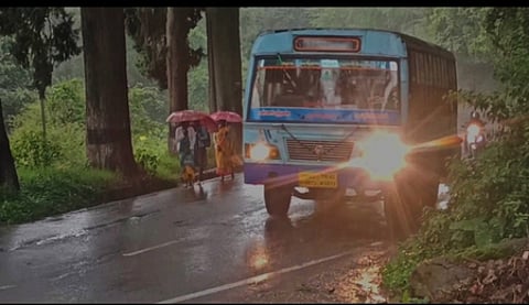 குன்னூா்- மேட்டுப்பாளையம் சாலையில் முகப்பு விளக்குகள் எரியவிட்டபடி இயக்கப்பட்ட பேருந்து.