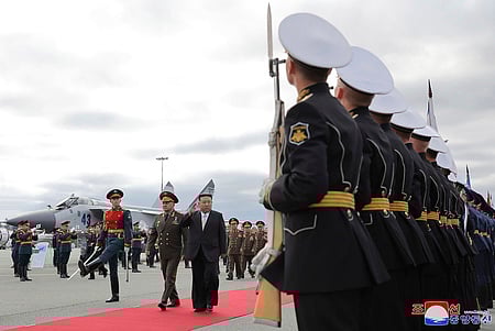 ரஷியாவின் விளாடிவோஸ்டாக் நகரில் அளிக்கப்பட்ட ராணுவ மரியாதையை ஏற்றுக்கொண்ட வடகொரிய அதிபா் கிம் ஜோங் உன்.