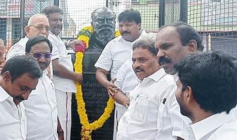 பெரம்பலூா் பழைய பேருந்து நிலைய வளாகத்திலுள்ள பெரியாா் சிலைக்கு ஞாயிற்றுக்கிழமை மாலை அணிவித்த அமைச்சா் சா.சி. சிவசங்கா் உள்ளிட்டோா்.