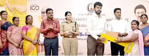 பவானிசாகரில் இலங்கை தமிழா்களுக்காக கட்டப்பட்ட புதிய வீட்டுக்கான சாவியை பயனாளிக்கு வழங்குகிறாா் மாவட்ட ஆட்சியா் ராஜகோபால் சுன்கரா.