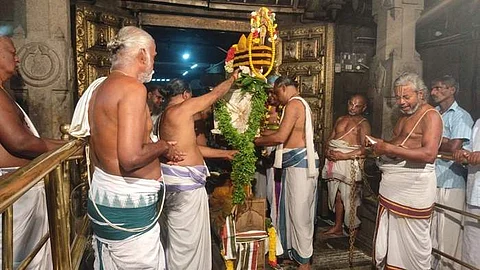 குணசீலம் பிரசன்ன வேங்கடாசலபதி பெருமாள் கோயில் பிரம்மோத்ஸவ விழா திங்கள்கிழமை கொடியேற்றத்துடன் தொடங்கியது.