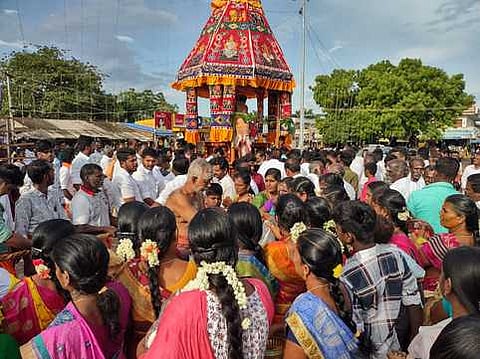 உப்பூா் வெயிலுகந்த விநாயகா் கோயில் சதூா்த்தி விழாவை முன்னிட்டு, திங்கள்கிழமை மாலை நடைபெற்ற தேரோட்டம்.