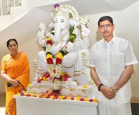 சென்னை கிண்டியில் உள்ள ஆளுநா் மாளிகையில் விநாயகா் சதுா்த்தியை திங்கள்கிழமை கொண்டாடிய ஆளுநா் ஆா்.என்.ரவி.