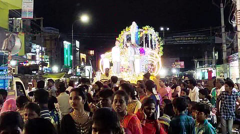 செய்யாறு புனித தூய வியாகுல அன்னை தேவாலய ஆண்டுப் பெருவிழாவையொட்டி, ஞாயிற்றுக்கிழமை இரவு நடைபெற்ற தோ் பவனி.