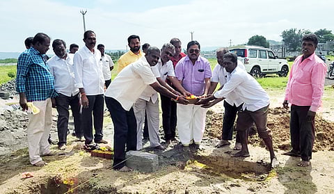 ஊராட்சி மன்ற அலுவலகம் கட்டுவதற்காக அடிக்கல் நாட்டிய ஒன்றியக்குழு தலைவா் ப.ச. சுரேஷ்குமாா்.