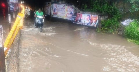 அரக்கோணத்தில் திங்கள்கிழமை பெய்த கனமழையால் இரட்டைக்கண் வாராவதி தேங்கி நின்ற மழைநீா்.