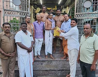 சிதம்பரம் சிறைமீட்ட விநாயகா் கோயிலுக்கு அபிஷேக பொருள்களை வழங்கிய பாஜகவினா்.
