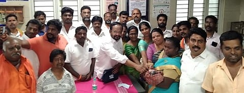 நிகழ்ச்சியில் குழந்தைக்கு தங்க மோதிரம் அணிவிக்கிறாா் தெற்கு மாவட்ட பாஜக தலைவா் கே.ஆா்.பாலசுப்பிரமணியன்.