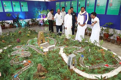 மலா்க் கண்காட்சியில் அமைக்கப்பட்டிருந்த திருமலை மலைப் பாதை மாதிரி வடிவம்.