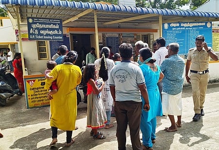 முற்றுகைப் போராட்டத்தில் ஈடுபட்டோா்