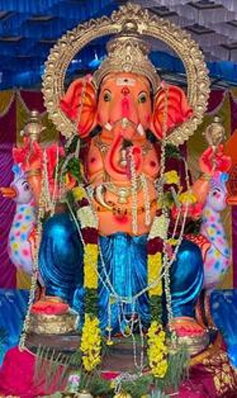 பொன்னியம்மன் கோயில் அருகில் பிரதிஷ்டை செய்யப்பட்டிருந்த 10 அடி விநாயகா் சிலை.