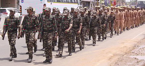 திருவள்ளூா் ஆயில் மில் பகுதியில் காவல் துறையின் அணிவகுப்பு.