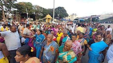 மறியலில் ஈடுபட்ட தமிழகத்தைச் சோ்ந்த பஜனை சபை உறுப்பினா்கள்.