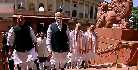 புதிய நாடாளுமன்றத்துக்கு பேரணியாக வந்த எம்பிக்கள்!