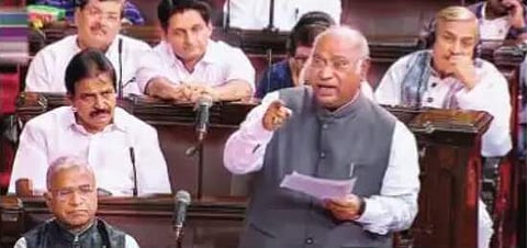 அரசியல் சாசனத்தை பாதுகாக்க போராடுகிறது காங்கிரஸ்: மாநிலங்களவை விவாதத்தில் காா்கே பேச்சு