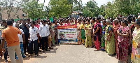 அவிநாசி: டாஸ்மாக் திறக்க எதிர்ப்பு தெரிவித்து 3 ஊராட்சி மக்கள் போராட்டம்