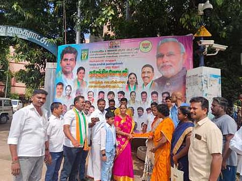 பொதுமக்களுக்கு இனிப்பு வழங்கிய பாஜகவினா்