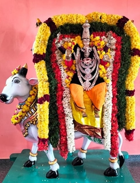 உக்கம்பெரும்பாக்கம் நட்சத்திர விநாயகா் கோயிலில் ரிஷப வாகனத்தில் எழுந்தருளி பக்தா்களுக்கு அருள்பாலித்த விநாயகா்.