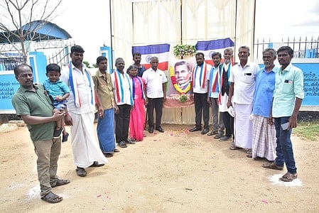 நினைவு நாள் நிகழ்ச்சியில் பங்கேற்றோா்.