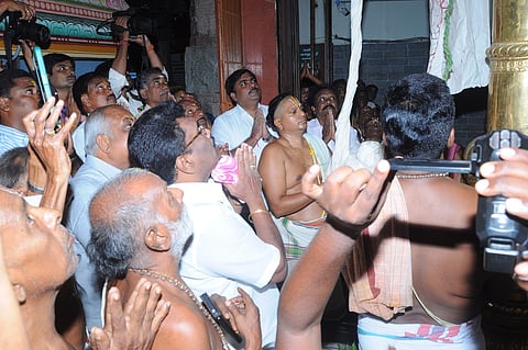 கரூா் மாவட்டம், தாந்தோன்றி கல்யாண வெங்கடரமண சுவாமி கோயிலில் திங்கள்கிழமை கொடியேற்றிய பட்டாச்சாரியாா்கள்.