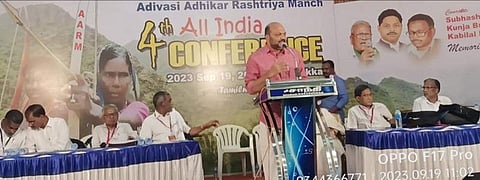 நாமக்கல்லில் செவ்வாய் கிழமை தொடங்கிய ஆதிவாசிகள் தேசிய அளவிலான மாநாட்டில் பேசும் கேரள தொழில்துறை அமைச்சர் பி.ராஜீவ்.