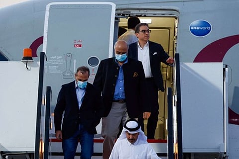 ஈரானால் விடுவிக்கப்பட்டு, கத்தாா் தலைநகா் தோஹாவிலுள்ள விமான நிலையத்தில் திங்கள்கிழமை வந்திறங்கிய 3 அமெரிக்க கைதிகள்.