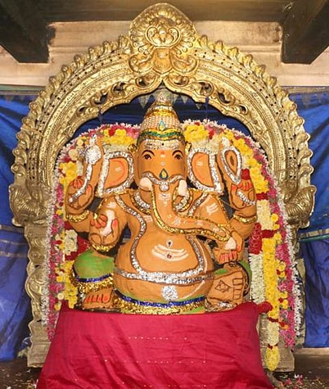 தஞ்சாவூா் பெரியகோயிலில் மராட்டிய கால விநாயகருக்கு திங்கள்கிழமை செய்யப்பட்ட சந்தனக்காப்பு அலங்காரம்.