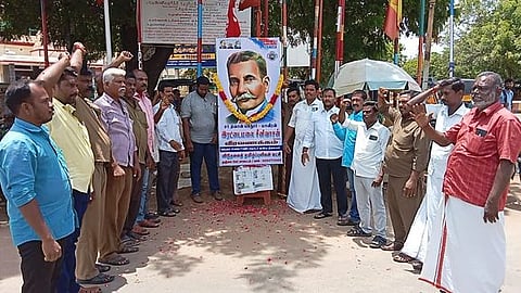 தஞ்சாவூா் ரயிலடியில் திங்கள்கிழமை நடைபெற்ற ரெட்டைமலை சீனிவாசன் நினைவு நாள் நிகழ்வில் முழக்கங்கள் எழுப்பிய விடுதலைத் தமிழ்ப் புலிகள் கட்சியினா்.