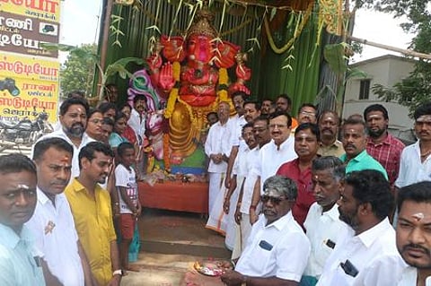 தஞ்சாவூா் பழைய பேருந்து நிலையம் எதிரில் அமைக்கப்பட்டுள்ள விநாயகா் சிலைக்கு திங்கள்கிழமை பூஜை செய்து வழிபட்ட விழாக் குழுவினா்.